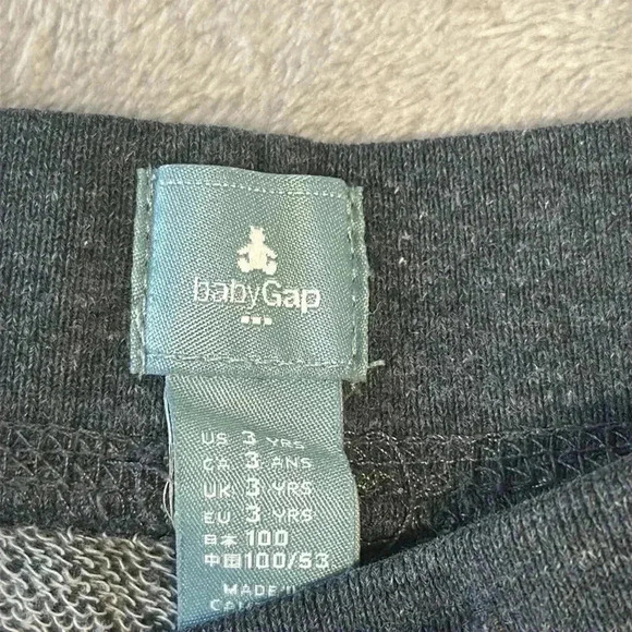 GAP - pull on jogger shorts. Size 3T - Picture 3 of 4